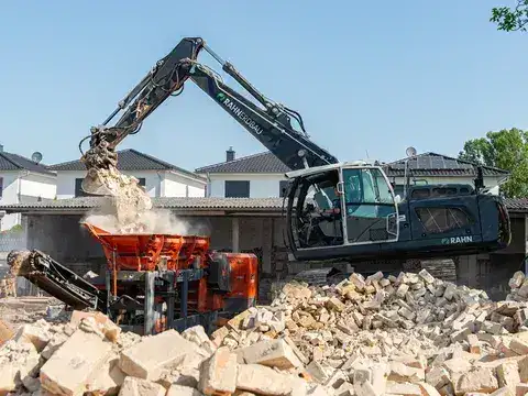 RAHN Erdbau Bagger bei Abriss und Recycling in Speyer