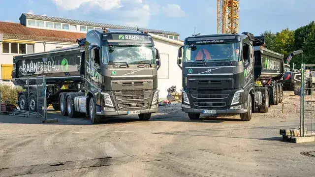 Zwei RAHN Erdbau Sattelzüge auf einer Baustelle